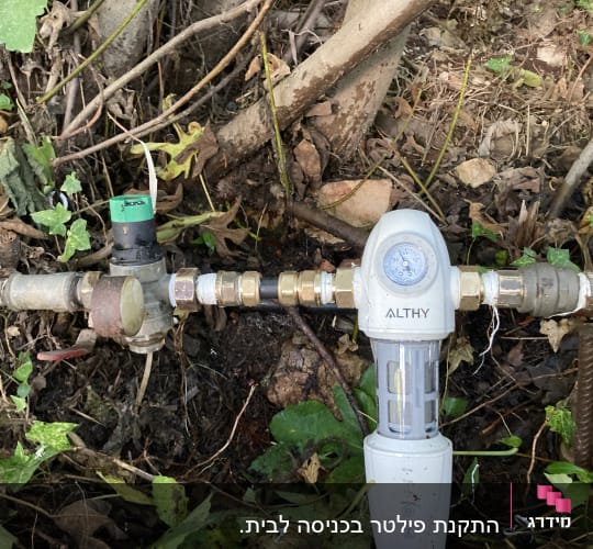 מד לחץ מים וצינורות בגינה